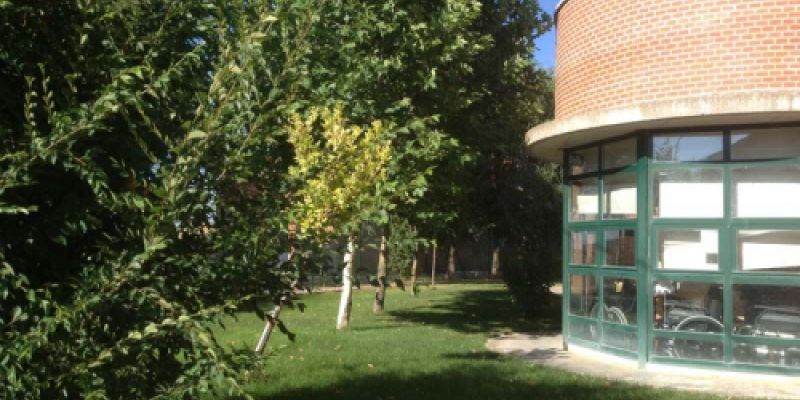 Exterior del centro en Autilla con el edifico a un lado y la arboleada al otro