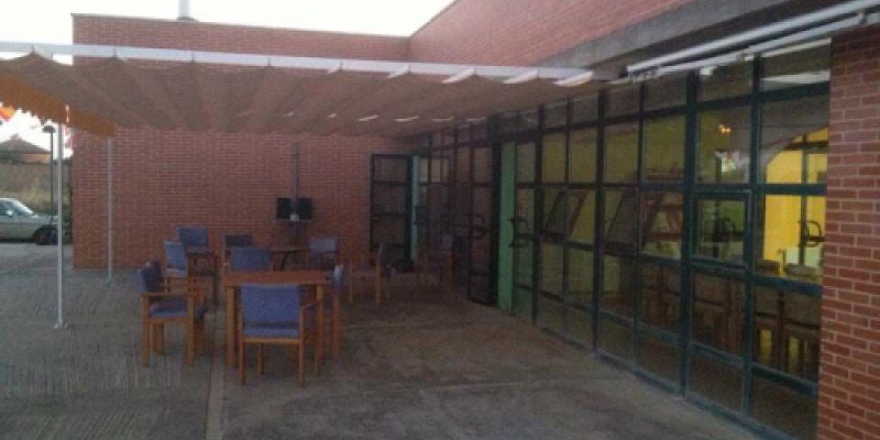 Terraza exterior del edificio con mesas para el uso de la de los residentes